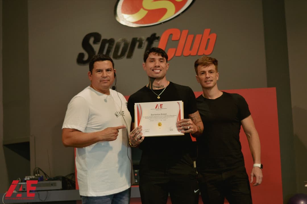 Braian Barrientos con diploma y profesores